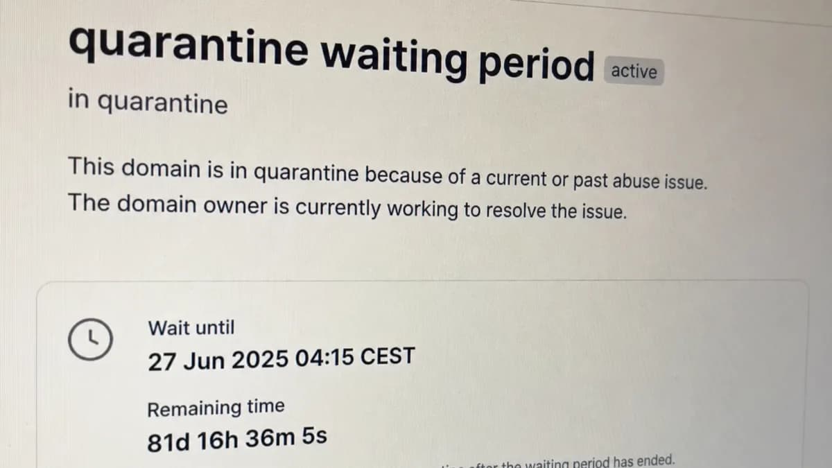 Bureaukalender met aangekruiste dagen naast een laptop, symbool voor de .nl-quarantaineperiode